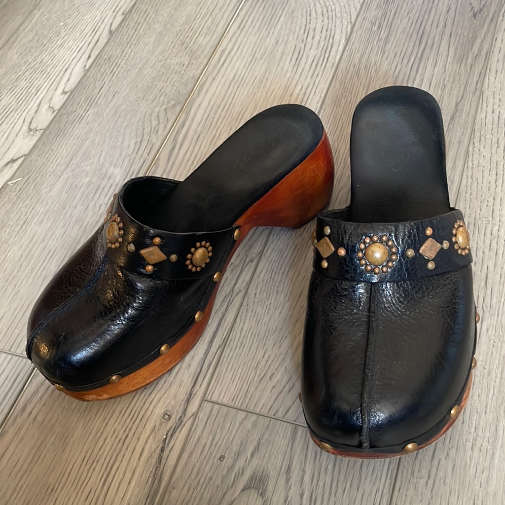 Calleen Cordero Black LeatherWood Clogs With GoldBrass Metal Studding Ladies 8